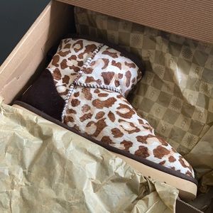 Ugg classic mini calf hair leopard boot sz 7